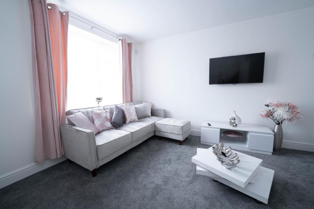 Entire Modern Home With Private Parking For 6/8 Persons Worksop Exteriör bild